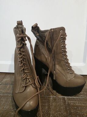 Breckelles Taupe Lace-Up Platform Ankle Boots